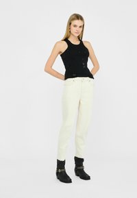 LIU JO CARROT - Mom jeans - off white
