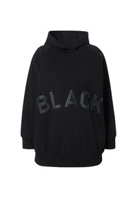 Zwarte hoodie met een ronde zoom, oversized pasvorm, en "BLACK" in matte zwarte letters aan de voorkant. Zachte stof met een gestructureerde afwerking.