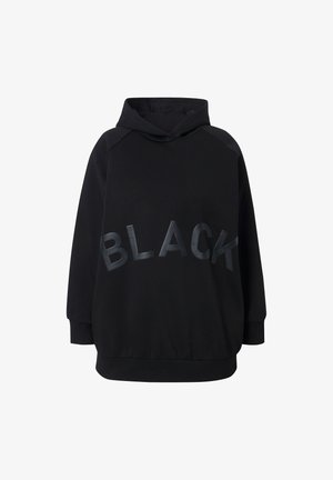 Černá mikina s kulatým spodním lemem, oversize střih, a nápisem "BLACK" v matně černém písmu na přední straně. Měkká tkanina s texturovaným povrchem.