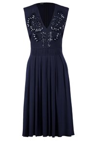 Mörkblå ärmlös klänning med V-ringning, prydd med dekorativa pärlbroderier på livet och en rynkad midja med en utsvängd kjol.