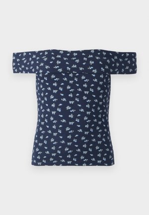Top azul marino con hombros al descubierto, de textura acanalada y pequeño estampado floral en azul claro. Diseño ajustado que acentúa la forma, con mangas cortas.