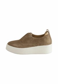 Chaussures en daim marron à enfiler avec une épaisse semelle plateforme blanche et un accent doré au talon. Elles présentent une texture lisse et un minimum de coutures.