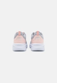 Baskets de sport grises et roses avec une tige en maille et synthétique, semelles en caoutchouc blanc et languette de traction à l'arrière. Présente un logo et des accents texturés.