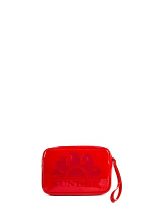 Bustina rettangolare rossa lucida con cinturino da polso, logo sole in rilievo e scritta "SUNDEK" sul davanti.