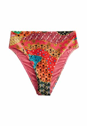 Hoch geschnittener Bikini-Slip mit einem bunten Patchwork-Muster aus geometrischen und abstrakten Formen auf rosa Hintergrund.
