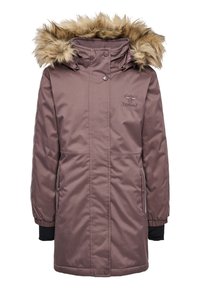 Parka isolante violette avec une capuche en fausse fourrure, dotée d'une fermeture éclair, de boutons-pression et de poches latérales. Texture douce, design mi-long.