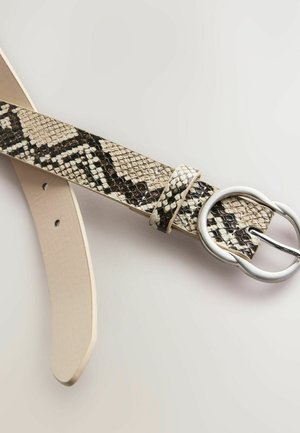 Ceinture en imprimé serpent beige avec des détails noirs. Elle possède une surface texturée et une boucle circulaire en argent, ajustable avec plusieurs trous.