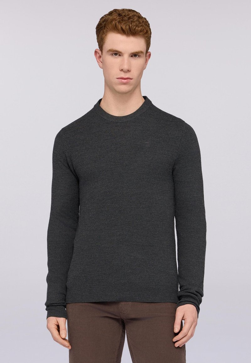 Maglione grigio scuro a maniche lunghe con scollatura a girocollo, caratterizzato da un motivo a maglia testurizzato e polsini e orlo a coste. Taglio svasato.