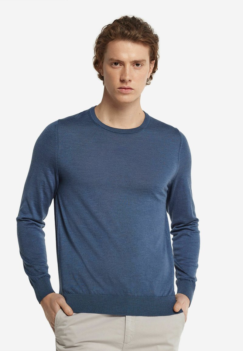 Blå långärmad tröja i ett lätt, mjukt stickat tyg med rund halsringning och ribbade ärmslut och nederkant. Minimalistisk design.