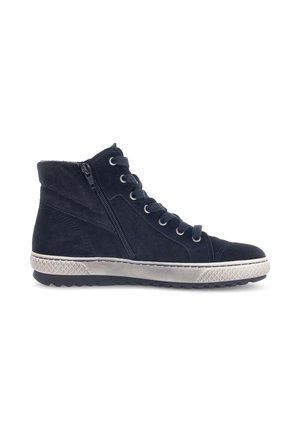 Navy suede enkellaarsjes met een gewatteerde kraag, voorzien van een zijrits, veters aan de voorkant en een gestructureerde rubberen zool.