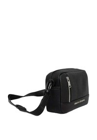 Borsa a tracolla nera in pelle con texture a granuli, forma rettangolare, chiusura con zip, tracolla regolabile e un accentuazione del logo sul frontale.