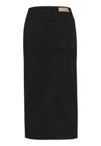 Musta farkku kynähame, jossa on kaksi takataskua ja vaaleanruskea nahkainen logopatch vyötäröllä.