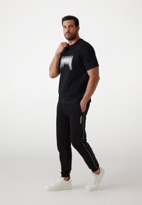 Guess T-shirt con stampa - schwarz