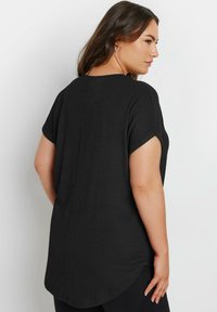 Yours Clothing TEXTURED NOTCH NECK - Camicetta - black