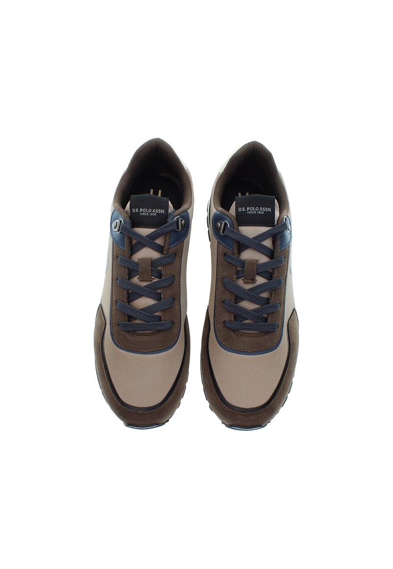 Un paio di sneakers marroni e beige della U.S. Polo Assn. con lacci blu scuro, vista dall'alto, su sfondo bianco.