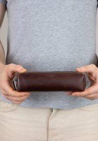 Gusti Leder ADDISON - Etui - mittelbraun