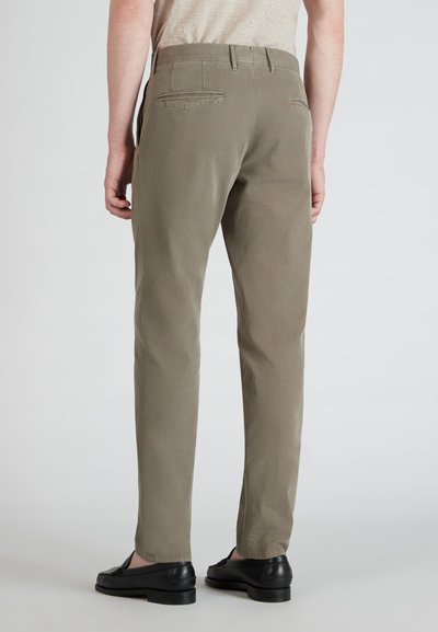 Pantaloni in misto cotone di un verde oliva smorzato, con taglio dritto, tasche posteriori e una texture liscia, abbinati a mocassini neri.