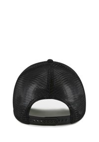 Gorra negra con material de malla texturizada, cierre ajustable de tipo snapback y una forma redondeada con un botón en la parte superior.