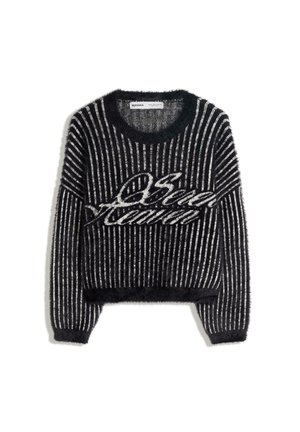 Svartvit randig tröja av mjukt, fluffigt material, med rund halsringning och oversized passform med en framträdande logotyp.