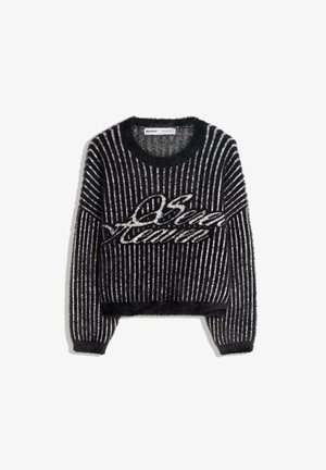 Musta-valkoinen raidallinen neulepusero, joka on valmistettu pehmeästä, pörröisestä materiaalista. Siinä on pyöreä pääntie ja ylisuuri istuvuus sekä näyttävä logomerkintä.