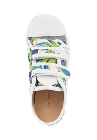 Sneaker in tela floreale con suola in gomma bianca. Caratterizzato da due cinturini regolabili e un interno beige. Il design include motivi di foglie blu e verdi.