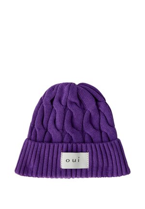 Bonnet tricoté violet avec motif torsadé et bord côtelé replié comportant une étiquette blanche avec le texte "oui" en lettres minuscules noires.