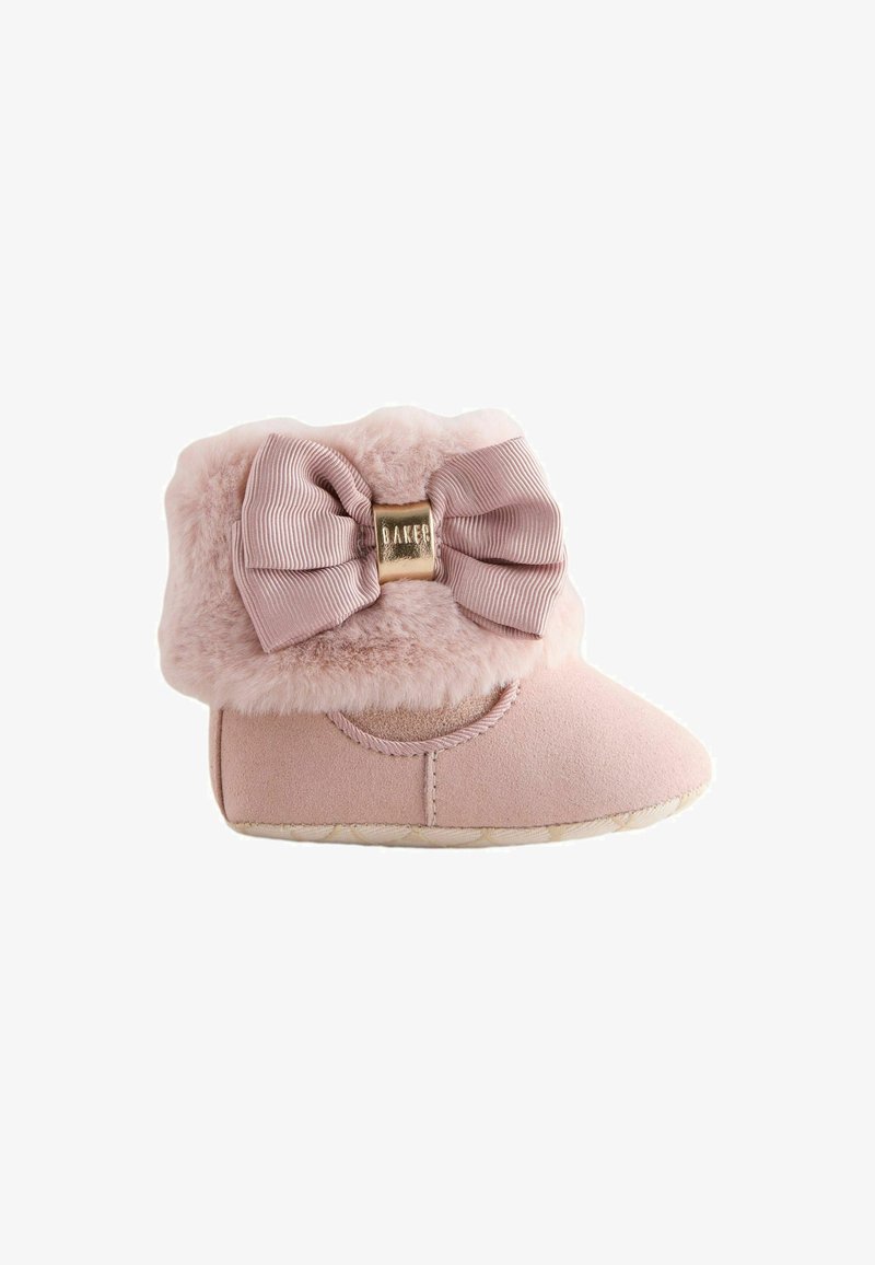 Różowe zamszowe botki z futrzanym mankietem i dużą paskowaną kokardą. Posiadają złocony nadruk; okrągły nosek i przeszycia. Miękka tekstura.