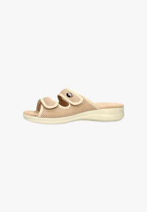 Sandal aperto beige con tomaia in rete, due cinturini regolabili in Velcro e una soletta imbottita su una suola leggera e leggermente curvata.