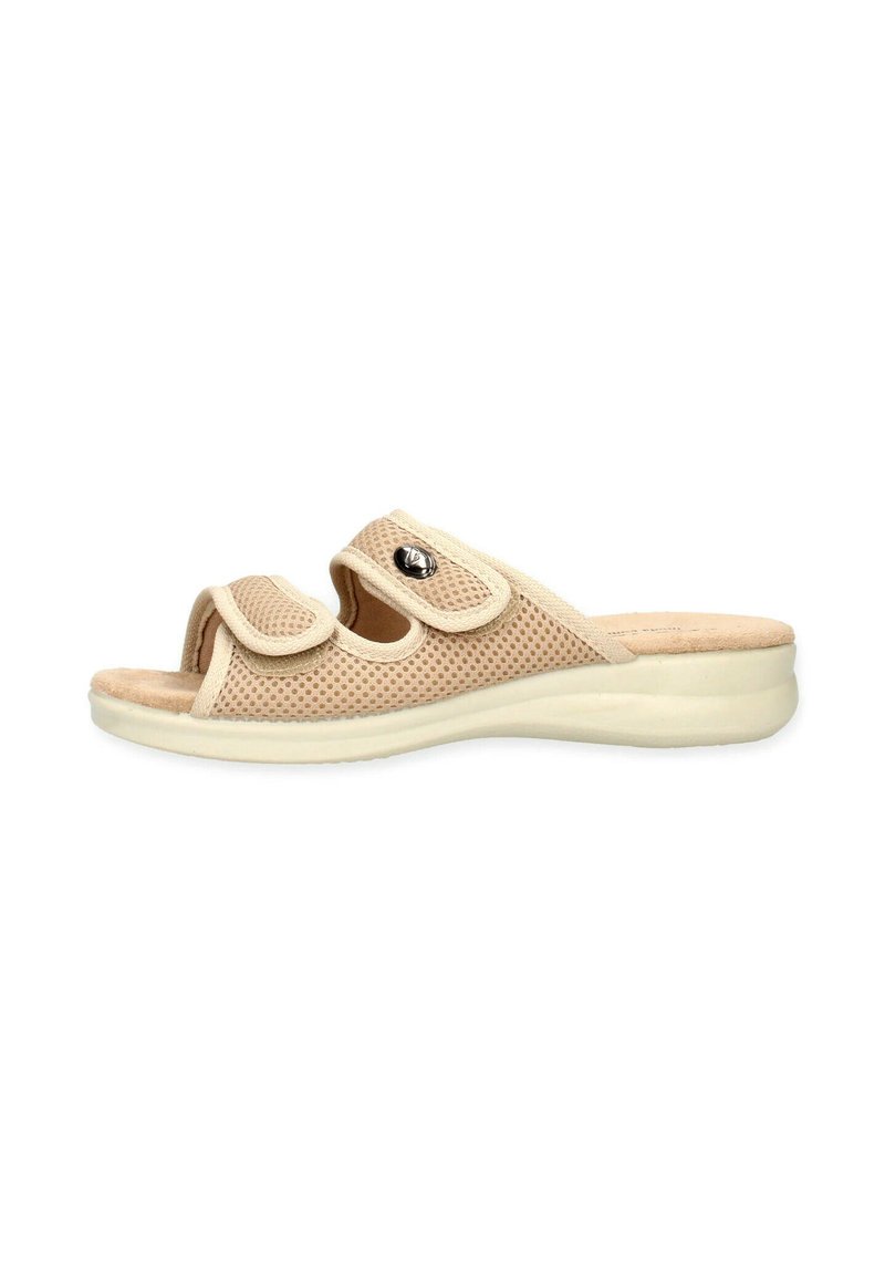 Sandal aperto beige con tomaia in rete, due cinturini regolabili in Velcro e una soletta imbottita su una suola leggera e leggermente curvata.