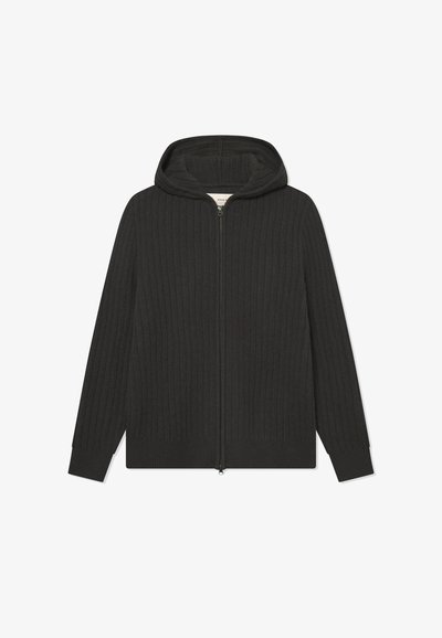 Juodas rigotus zip-up džemperis su raišteliu, ilgomis rankovėmis ir lygiu mezgimo audiniu, turintis tiesų apatinį kraštą ir jokių matomų papuošimų.