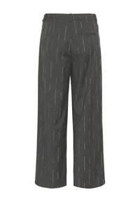 Sive široke hlače od teksturiranog materijala, s vertikalnim prugastim uzorcima u kontrastnim svijetlim tonovima i detaljem stražnjeg džepa.