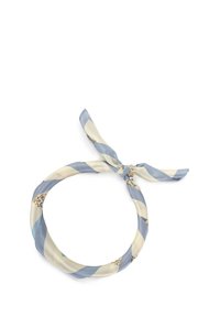 Fascia per capelli in seta con strisce crema e blu chiaro, caratterizzata da un dettaglio a nodo. Texture morbida con una finitura liscia e accenti decorativi.