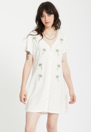 Witte knoop-over-hemd jurk met groene palmboom borduursel, korte mouwen en een V-hals ontwerp. Zacht materiaal met een relaxed fit.