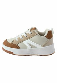 Baskets avec une tige en cuir beige et blanc, des accents en suède et une semelle en caoutchouc. Comprend un design à lacets et un capuchon de protection renforcé.