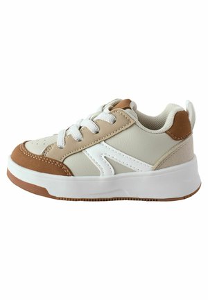 Baskets avec une tige en cuir beige et blanc, des accents en suède et une semelle en caoutchouc. Comprend un design à lacets et un capuchon de protection renforcé.