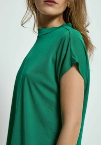 Minus FRIKKA SLEEVE - Paprasti marškinėliai - golf green
