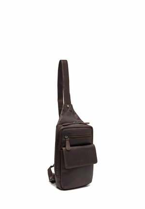 Bolso de cuero marrón tipo bandolera con acabado texturizado, que cuenta con compartimentos con cremallera y un bolsillo en la solapa frontal, diseñado para un fácil transporte.