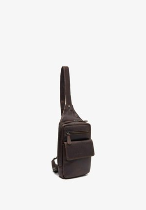 Borsa a tracolla in pelle marrone con una finitura testurizzata, dotata di compartimenti con zip e una tasca frontale con patta, progettata per un facile trasporto.