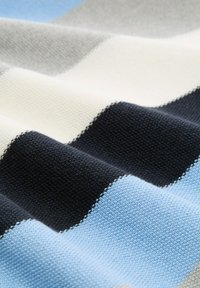 Gewebter Stoff mit horizontalen Streifen in Marineblau, Hellblau, Grau und Creme. Die Textur zeigt eine glatte Oberfläche mit sichtbaren Nahtdetails.