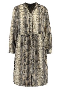 Långärmad klänning med ormprintmönster i beige och svart, med krage, knappstängning fram och justerbar midjeskärp.