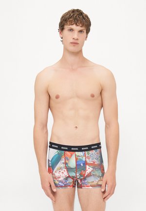 Boxers colorés à motifs avec une ceinture élastique noire portant le logo "Diesel". Le matériau semble doux et extensible avec des designs vifs.