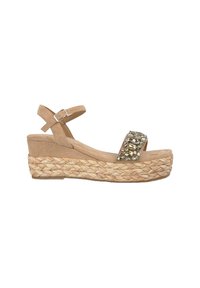 Sandalias de cuña de ante beis con suela de cuerda trenzada, que cuentan con una tira ancha decorada con piedras y una correa de tobillo ajustable.