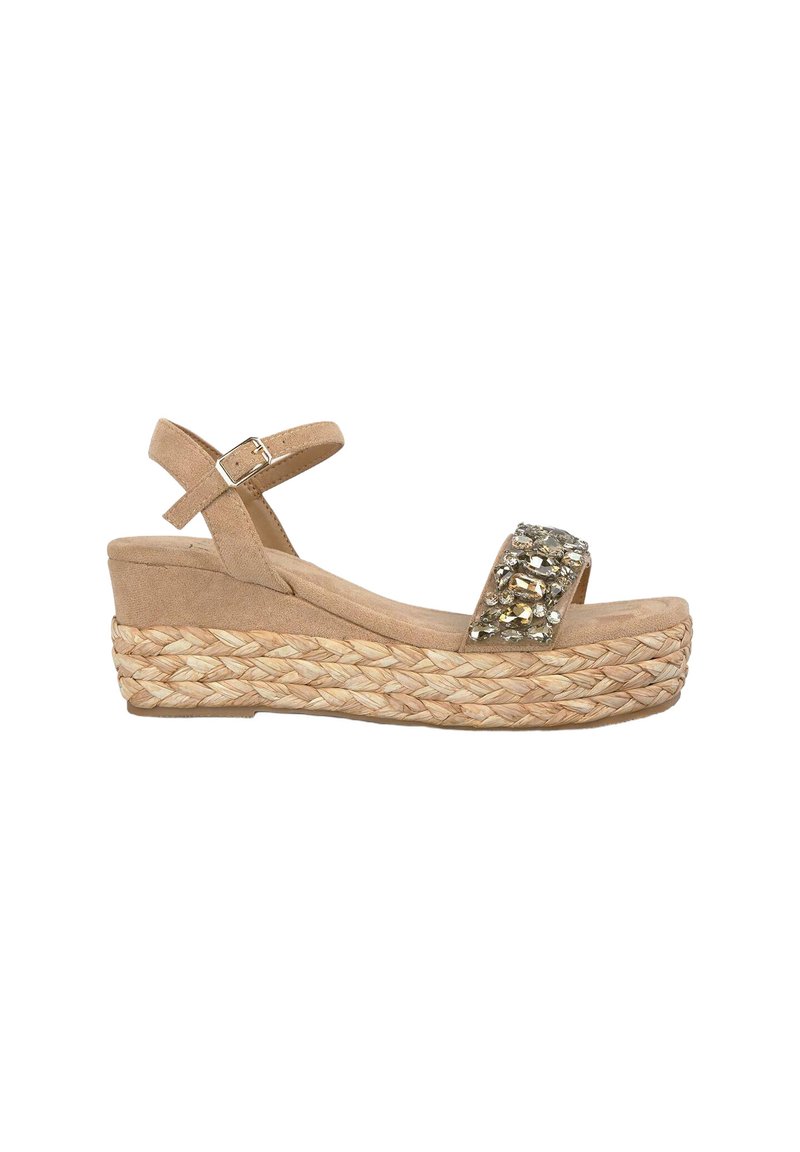 Sandalias de cuña de ante beis con suela de cuerda trenzada, que cuentan con una tira ancha decorada con piedras y una correa de tobillo ajustable.