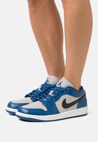 Jordan AIR JORDAN 1 LOW - Sneakers - french blue/black/college grey/sail