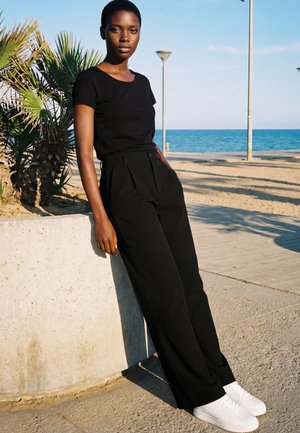 2Y Studios 2Y STUDIOS TAHLO LOOSE PANTS - Pantalon classique - black