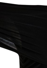 Gros plan d'un tissu noir à texture plissée et superposée avec un léger éclat visible sur les plis.