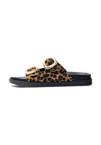 Sandalia deslizante de estampado de leopardo con dobles correas de hebilla dorada. Parte superior de textura suave, suela de goma negra, diseño de punta abierta, forma minimalista.