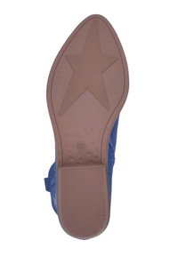 Semelle de chaussure en tissu bleu avec un fond en caoutchouc brun texturé, présentant un design d'étoile proéminent et une hauteur d'environ 2,5 cm.
