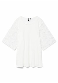 Witte T-shirt met een ronde halslijn en korte mouwen van kant. De kanten mouwen hebben bloemmotieven en een geschulpte zoom.