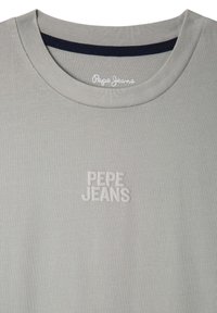 Svetlošedé tričko s krátkymi rukávmi, rebrovaný okrúhly výstrih a embosované logo "Pepe Jeans" na hrudi. Mäkkučký bavlnený materiál, hladká textúra.